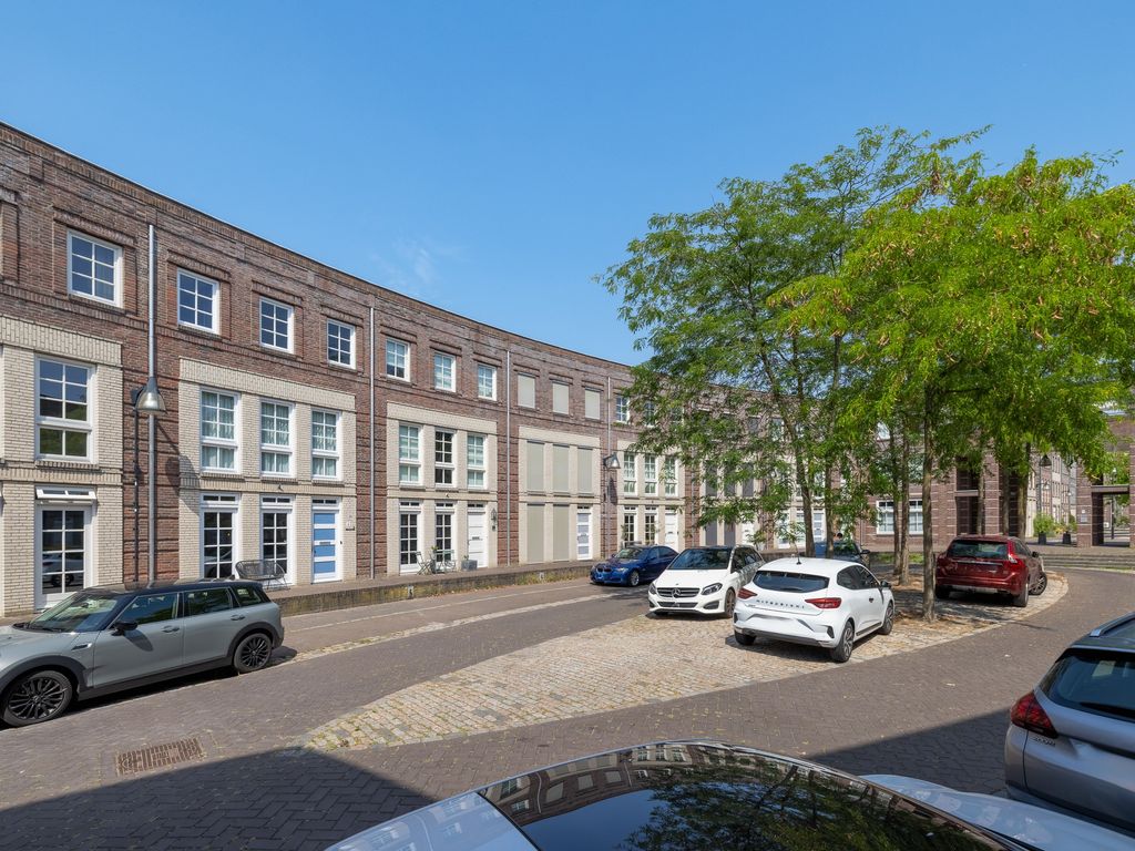 Oberon 4, 's-Hertogenbosch