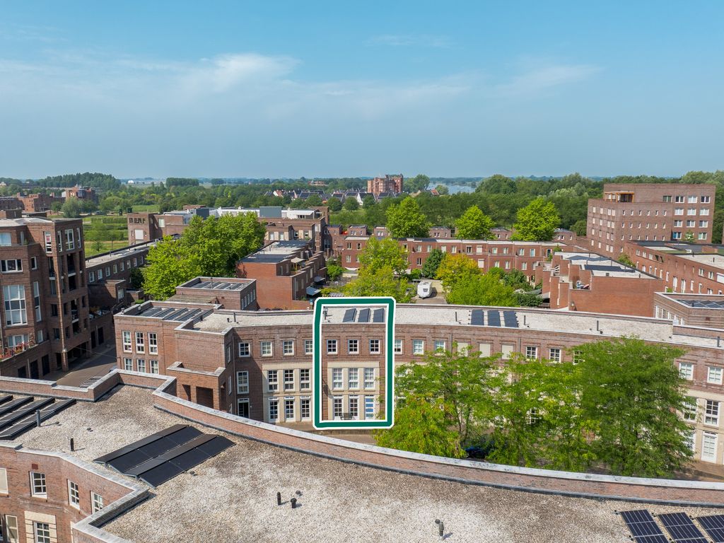 Oberon 4, 's-Hertogenbosch