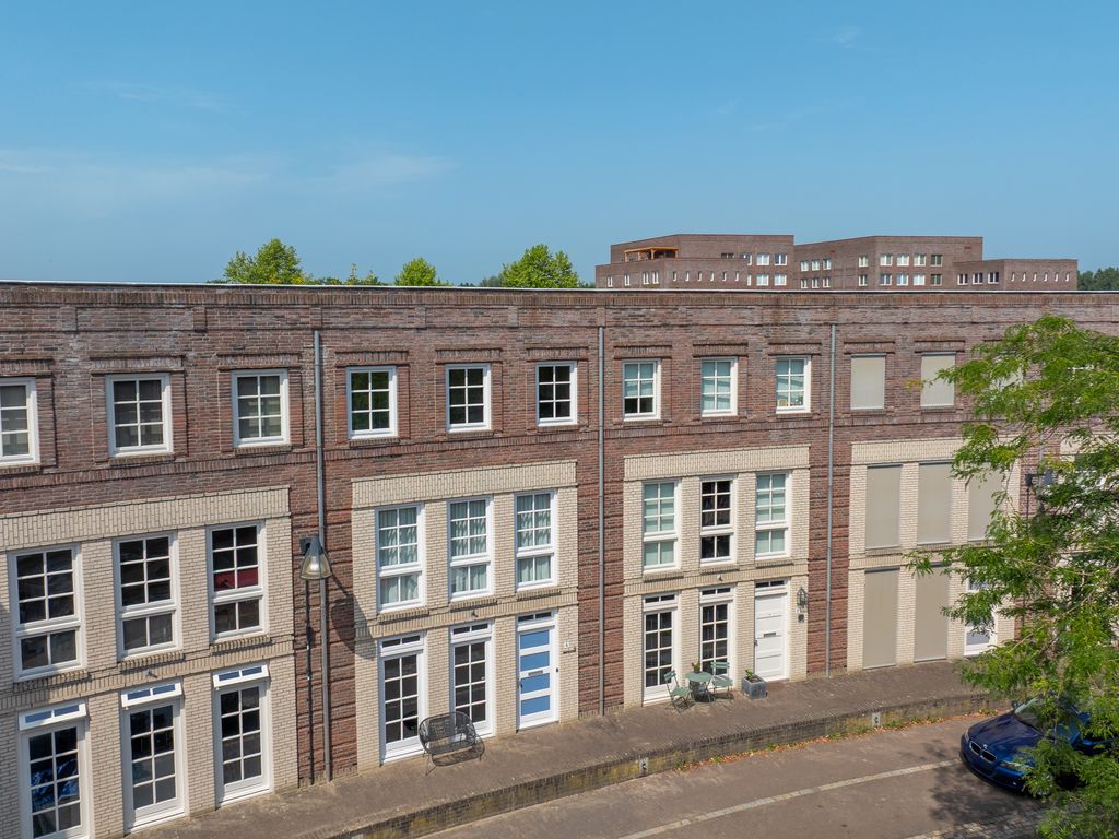 Oberon 4, 's-Hertogenbosch