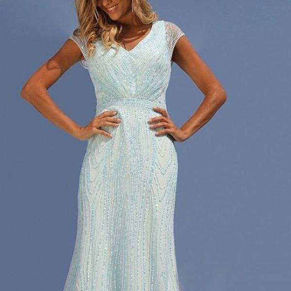 Geen jasje over uw jurk? Zo kiest u toch een perfecte bruidsmoederoutfit