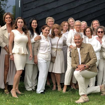 Complete bruidsmoederoutfit in &eacute;&eacute;n keer: jurk, jasje, schoenen en tas