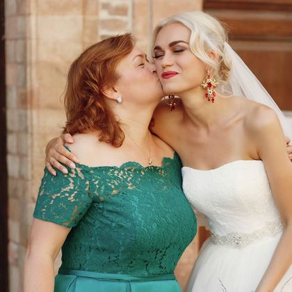 Wat draagt de moeder van de bruidegom naar een bruiloft?