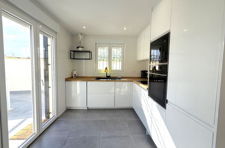 Halfvrijstaand in Desamparados