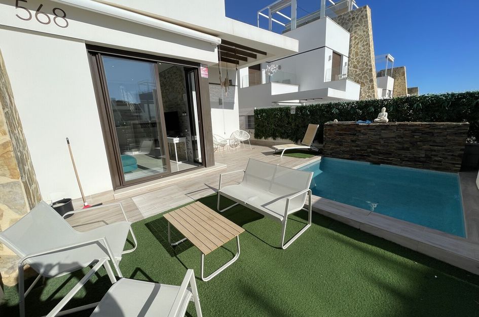 Halfvrijstaand in Res. Las Filipinas