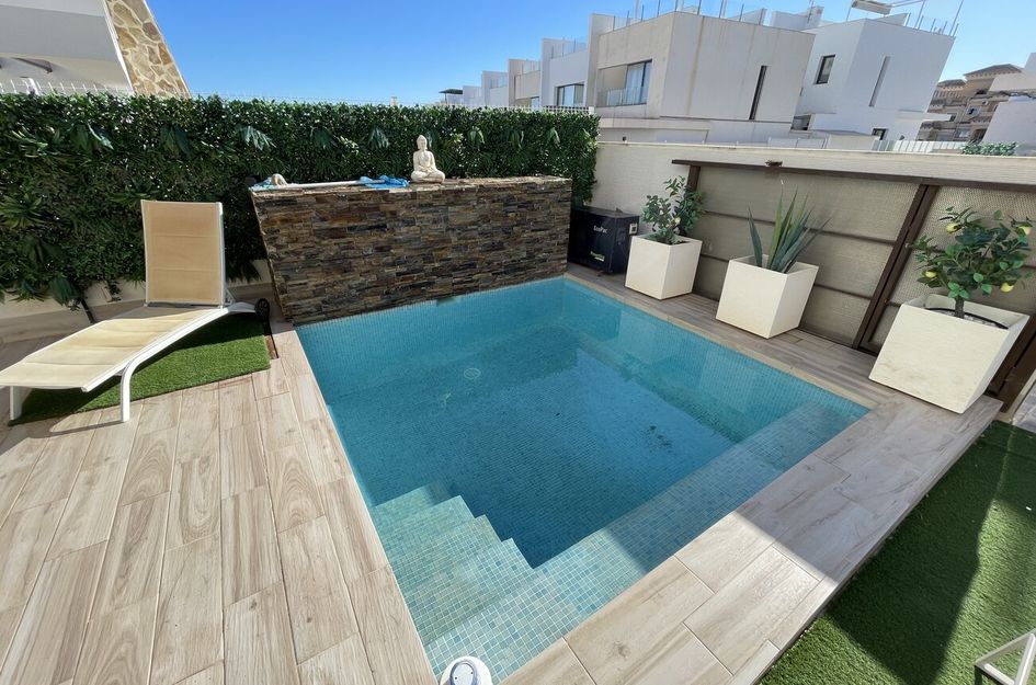 Halfvrijstaand in Res. Las Filipinas