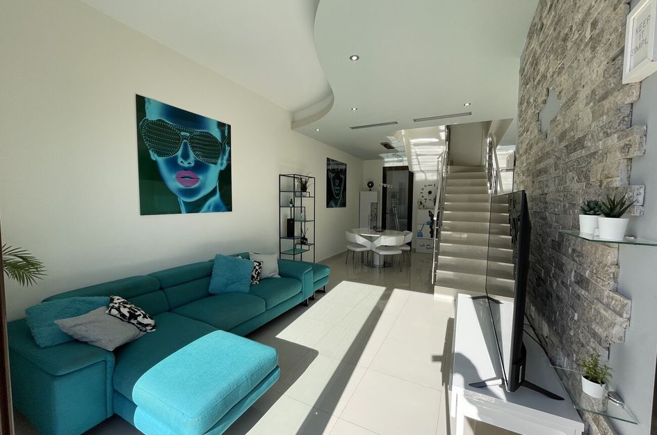 Halfvrijstaand in Res. Las Filipinas