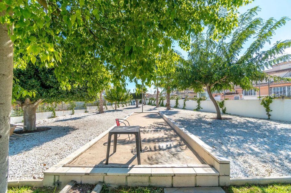 Halfvrijstaand in Res. Las Filipinas