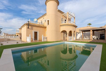 Villa in Montebello