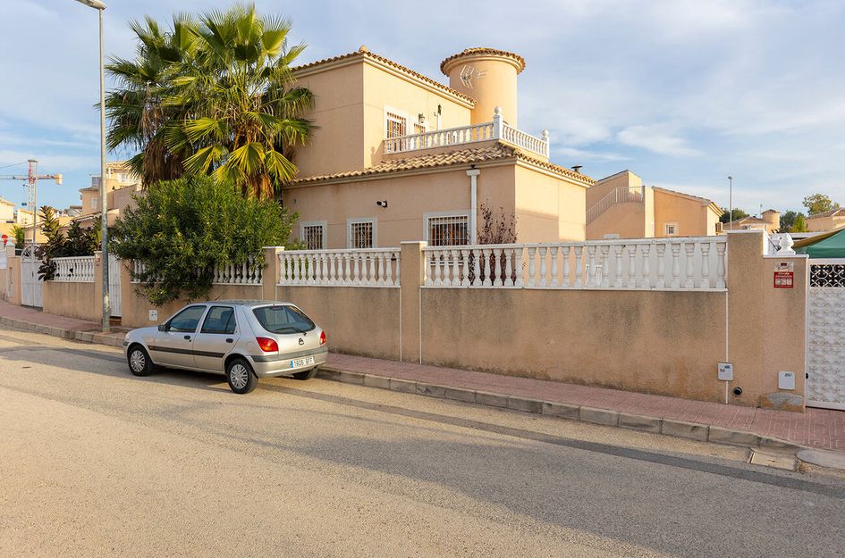 Villa in Montebello
