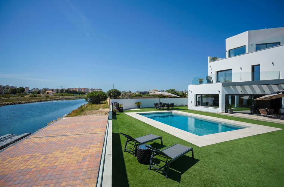 Villa in Santiago de la Ribera