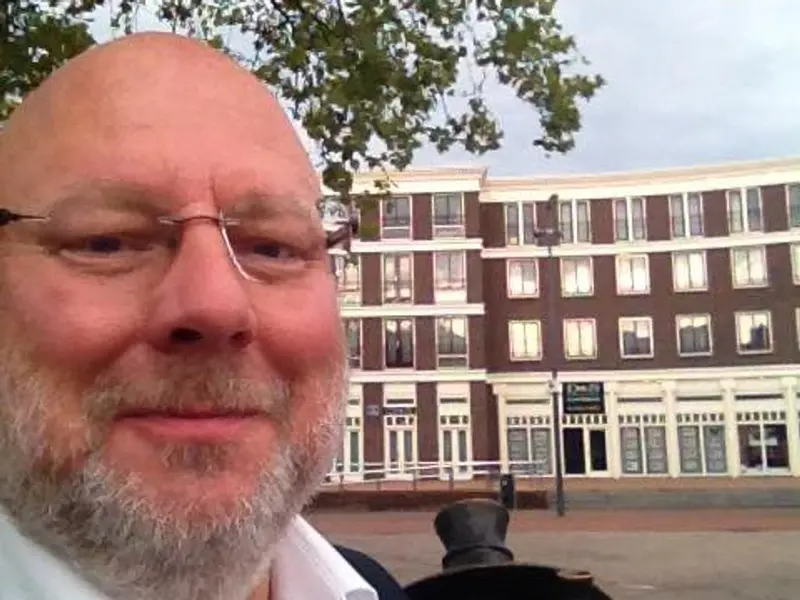 Michel de Heer, als één van de eerste Schiedamse makelaars/ taxateurs geslaagd voor het examen voor het nieuwe taxatierapport