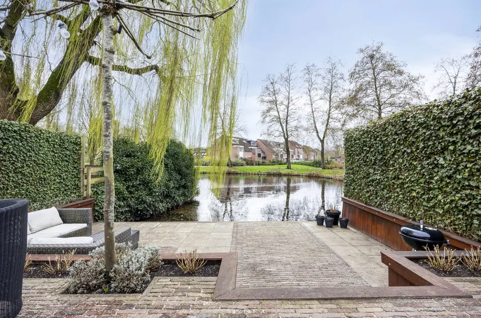 Karmozijnbes 18