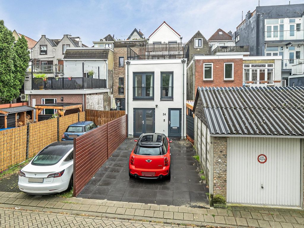 Roosbeek 24, SCHIEDAM