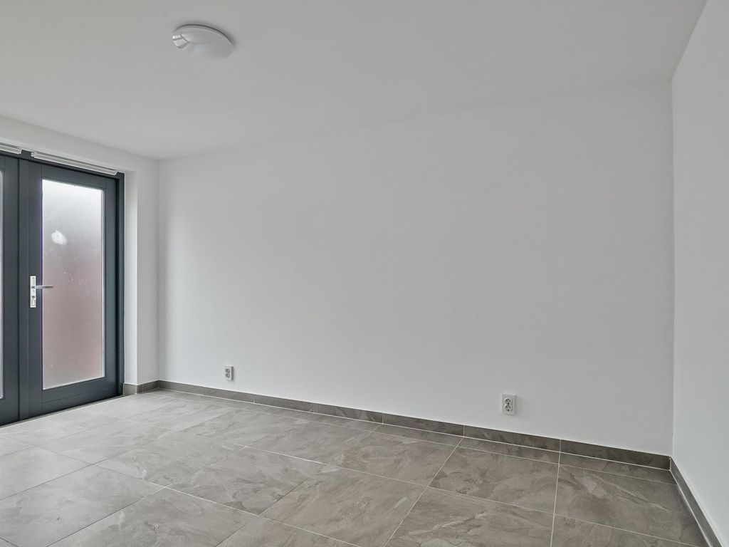 Roosbeek 24, SCHIEDAM