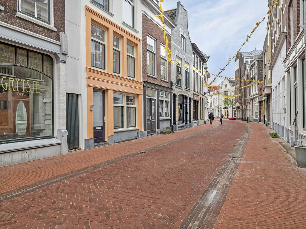 Roosbeek 24, SCHIEDAM