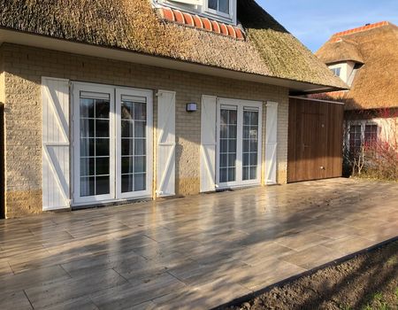 Sierbestrating en Maatwerk schuurtje van Frake hout in Hellevoetsluis