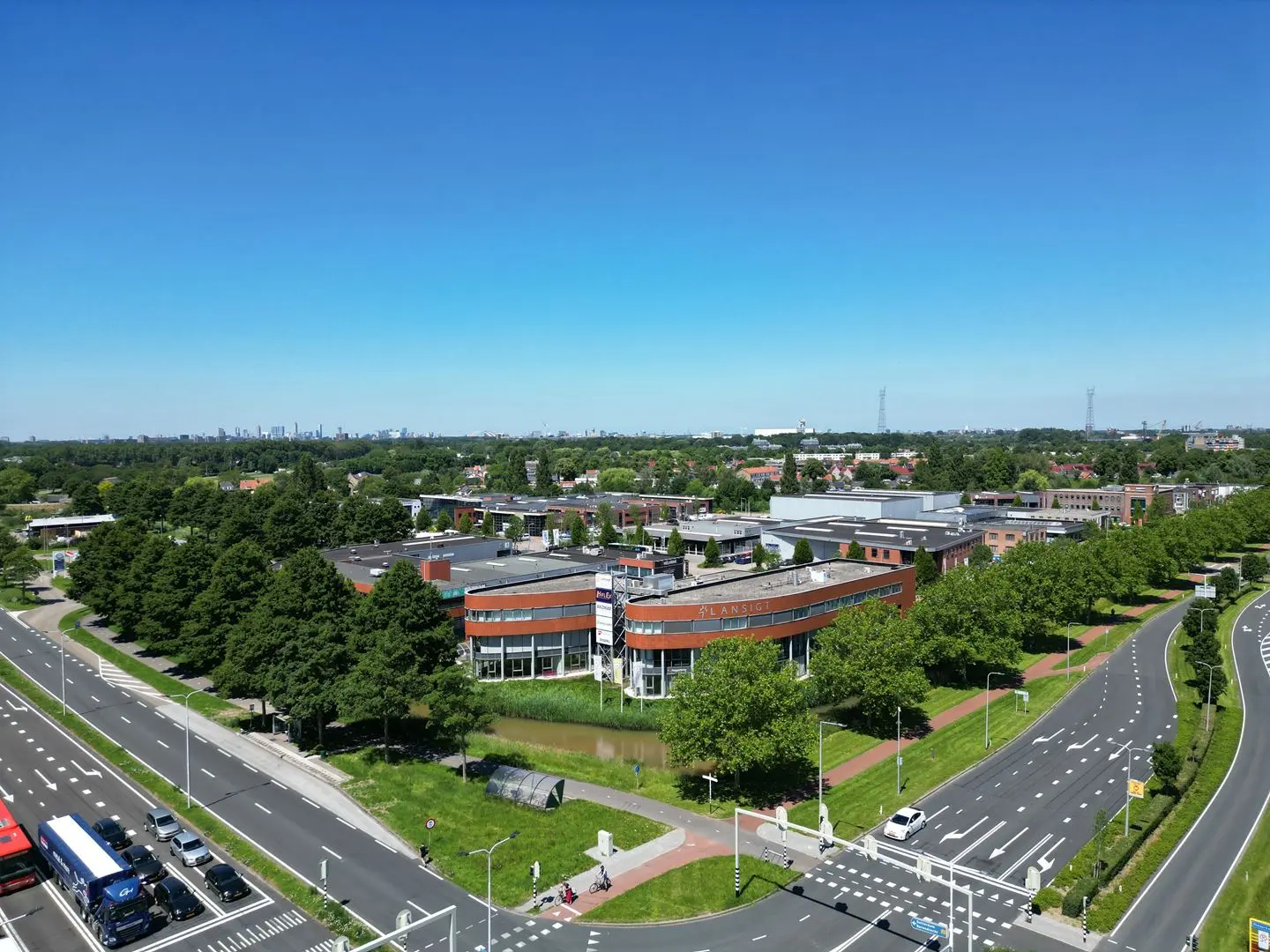 In het gebouw 'Ridderpoort Offices' aan de Wolweverstraat in Ridderkerk werd onlangs circa 500 m2 kantoorruimte verhuurd aan eMJe B.V.