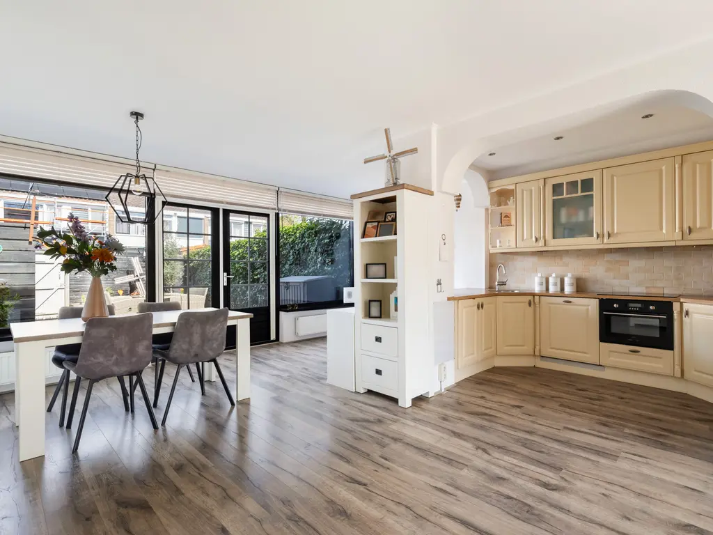 Warmoeziershof 31, HENDRIK-IDO-AMBACHT