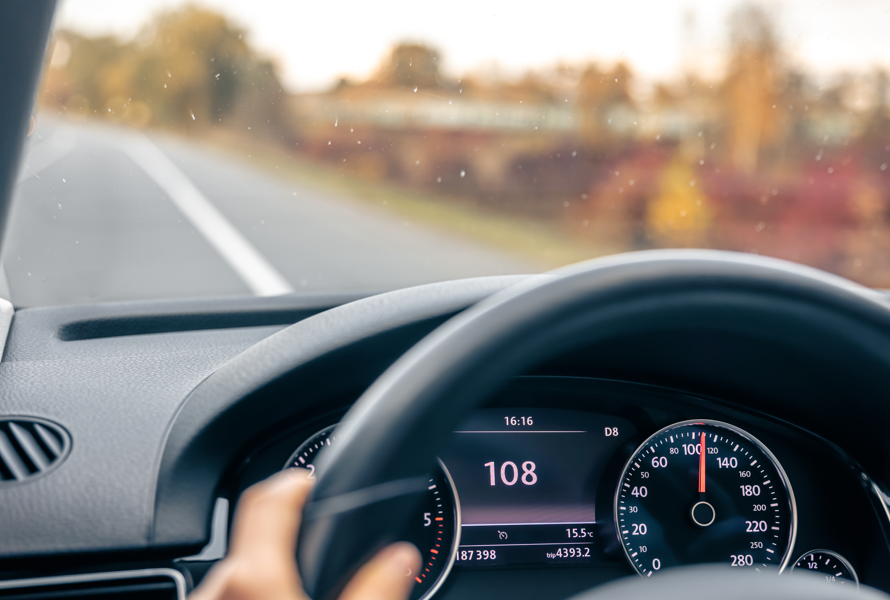 Hoe beïnvloedt je rijgedrag de premie van je sportwagenverzekering?