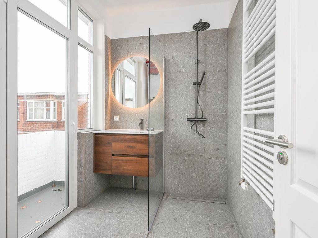 Linnaeusstraat 239, 'S-Gravenhage