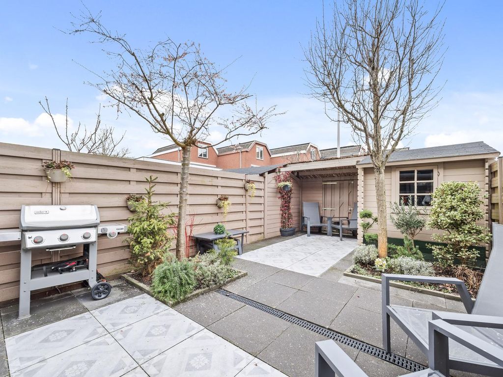 van Ostade 13, Monster