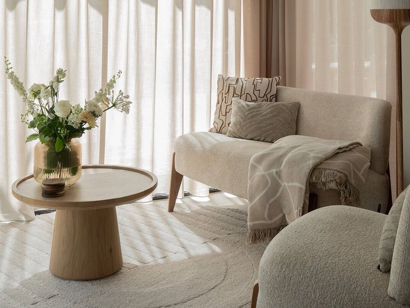 Een kleine woonkamer groter laten lijken: 7 praktische tips