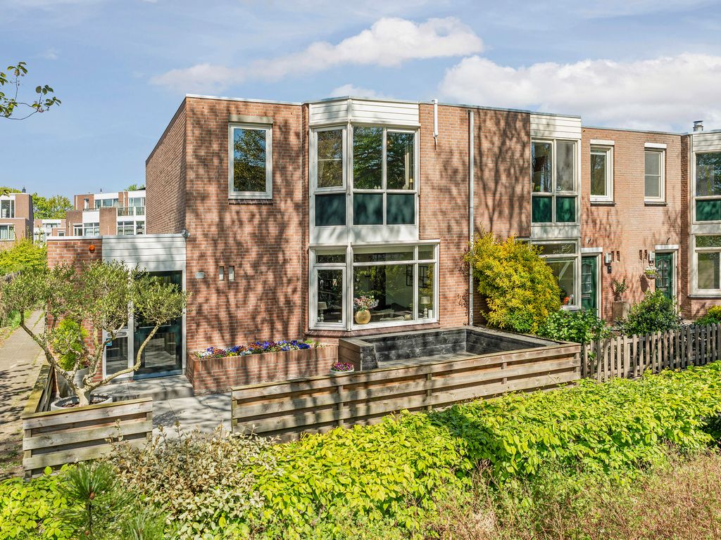 B. Thoenplantsoen 52, 'S-GRAVENHAGE