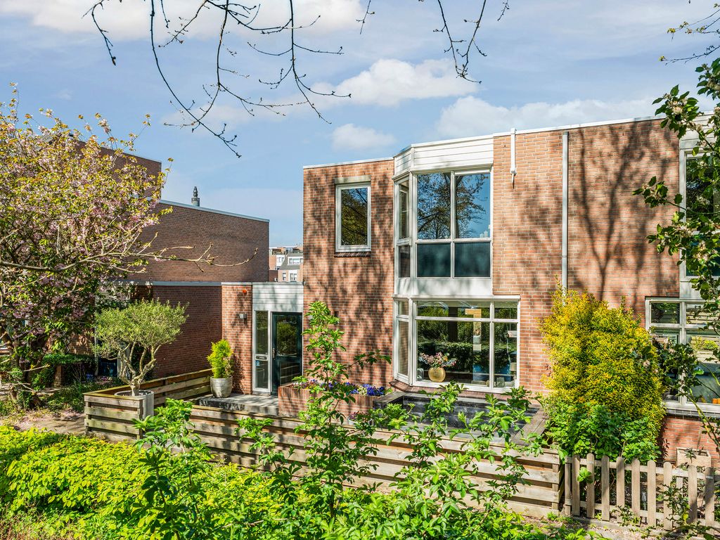 B. Thoenplantsoen 52, 'S-GRAVENHAGE