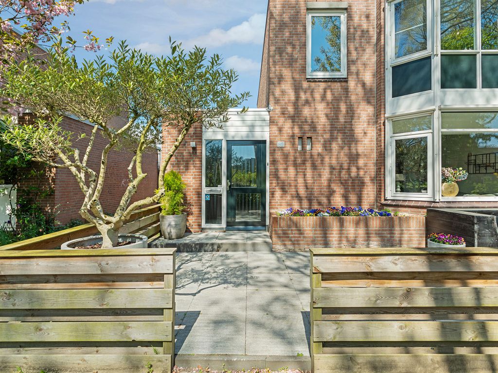 B. Thoenplantsoen 52, 'S-GRAVENHAGE