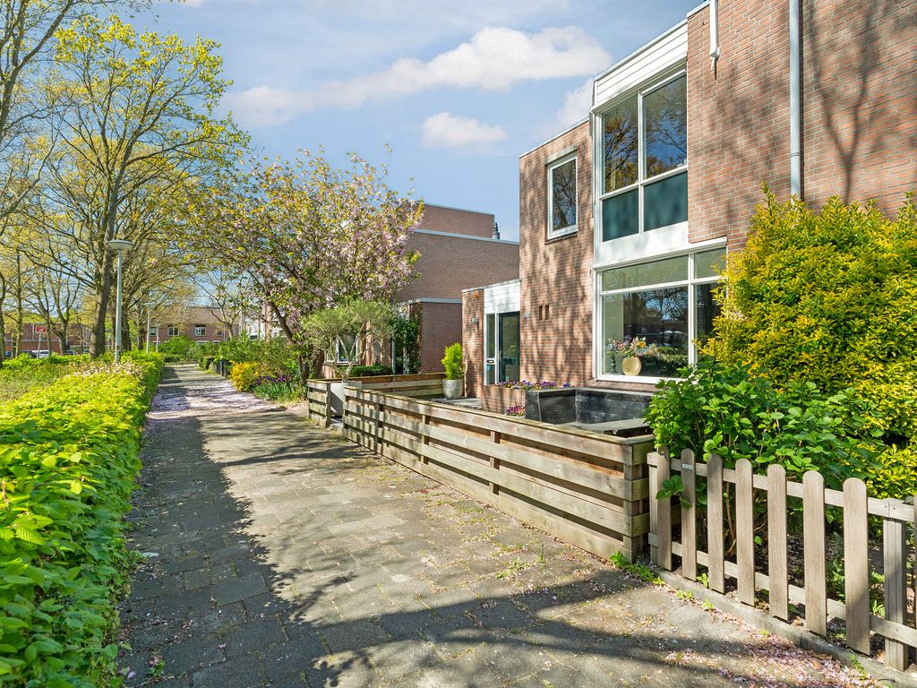 B. Thoenplantsoen 52, 'S-GRAVENHAGE