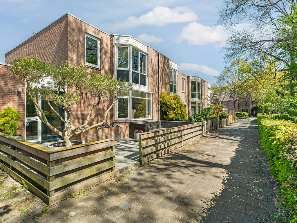 B. Thoenplantsoen 52, 'S-GRAVENHAGE