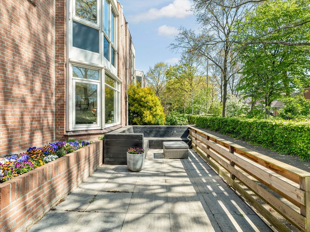 B. Thoenplantsoen 52, 'S-GRAVENHAGE