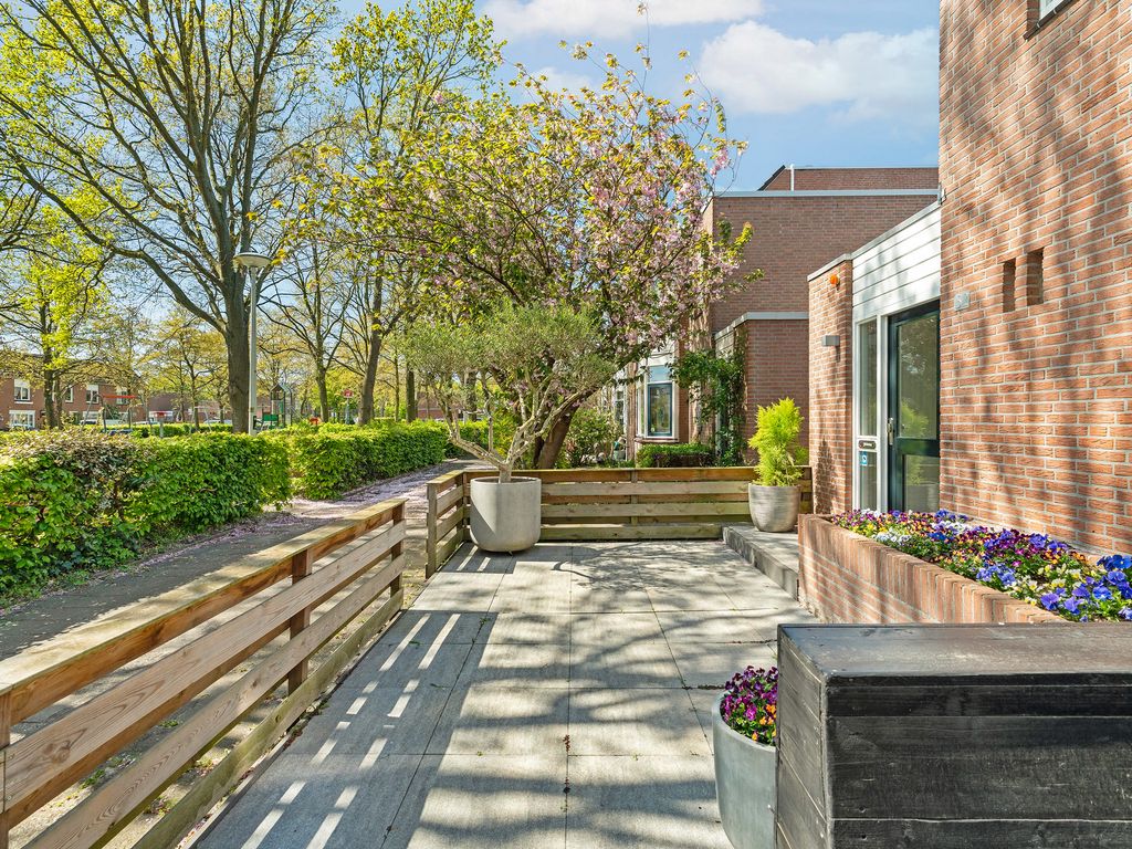B. Thoenplantsoen 52, 'S-GRAVENHAGE