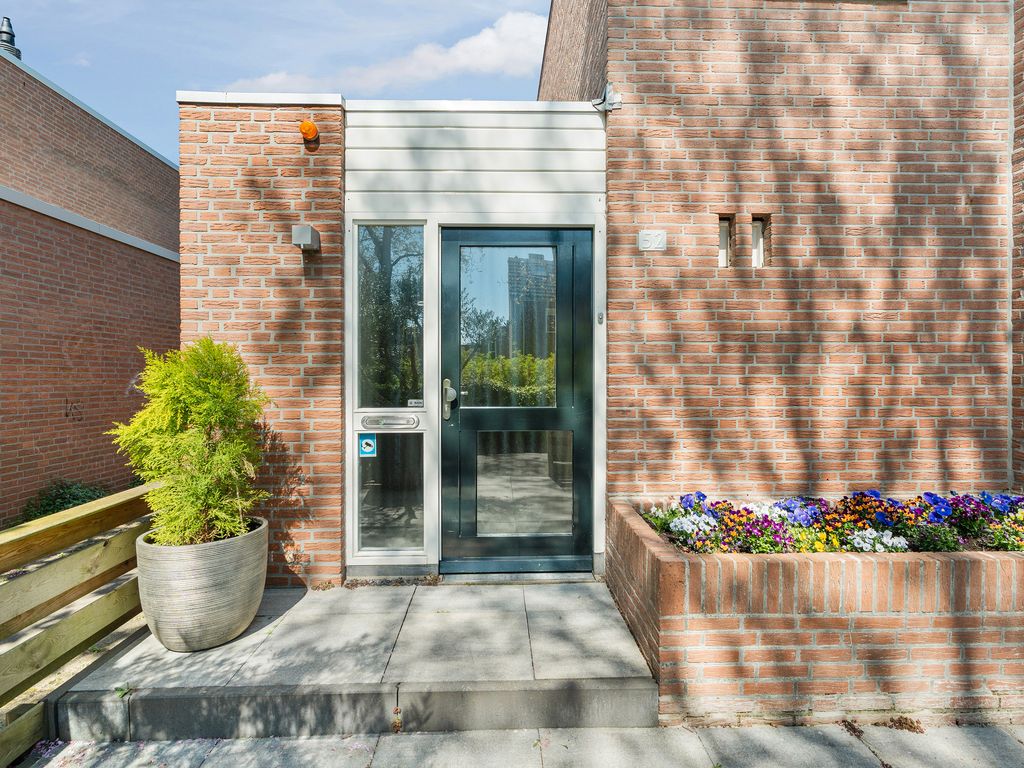 B. Thoenplantsoen 52, 'S-GRAVENHAGE