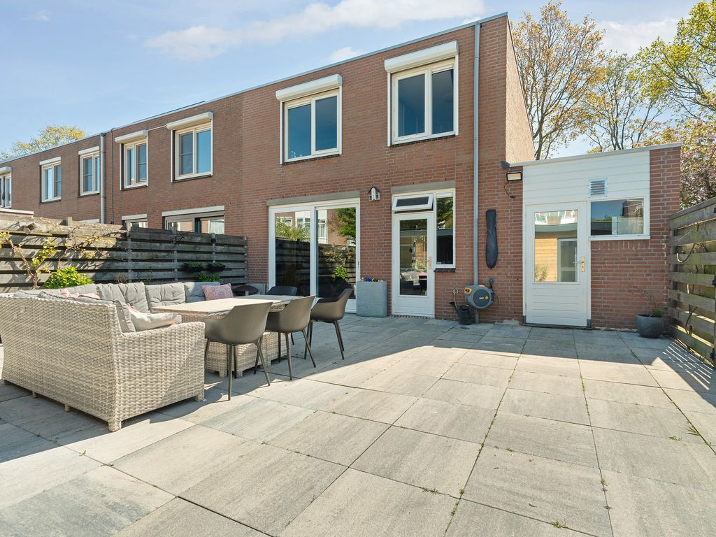 B. Thoenplantsoen 52, 'S-GRAVENHAGE