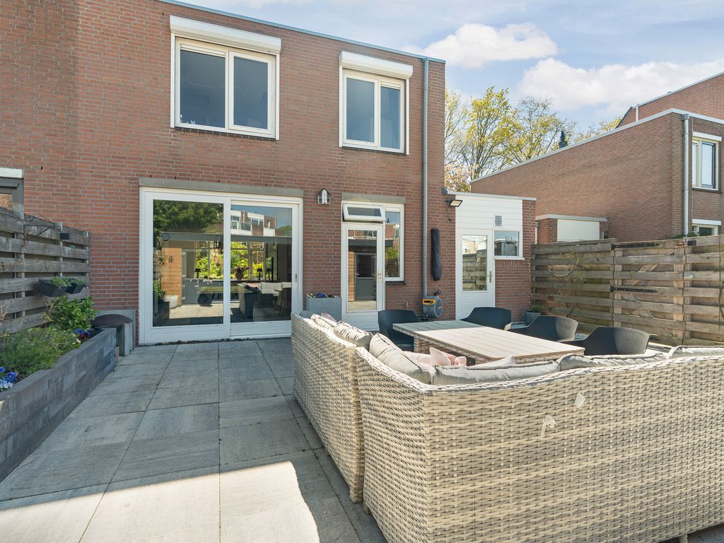 B. Thoenplantsoen 52, 'S-GRAVENHAGE