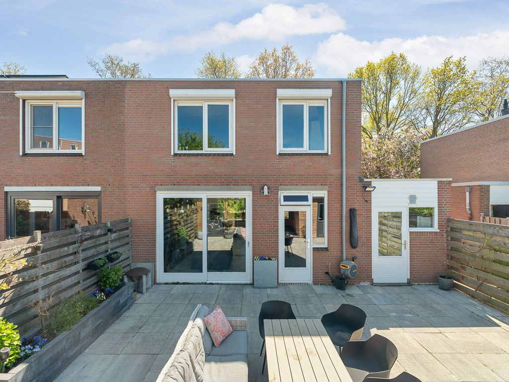 B. Thoenplantsoen 52, 'S-GRAVENHAGE