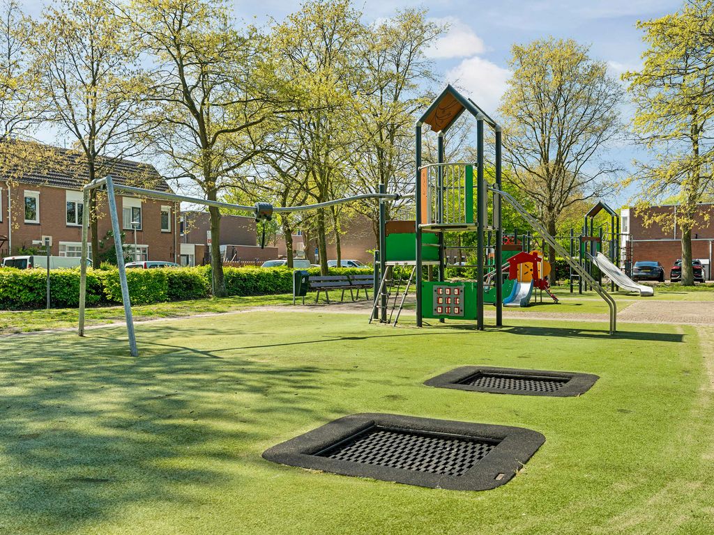 B. Thoenplantsoen 52, 'S-GRAVENHAGE