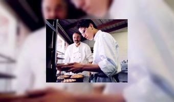 BakkerscafÃ© Brood op de plank geopend