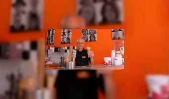 IJsbereider maakt ijs met marktkoopmannen