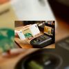 Afrekenen met telefoonhoes bij Starbucks