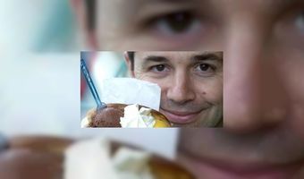 IJsmaker Roberto draait sorbet in de sneeuw