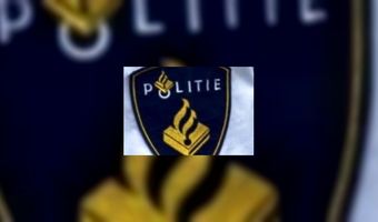 Chinees meisje verbergt zich in cafÃ©s