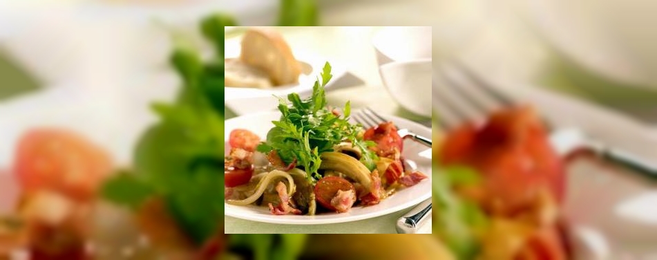 Witlofsalade met spekjes, rucola en cherrytomaten