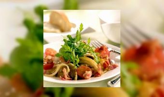 Witlofsalade met spekjes, rucola en cherrytomaten