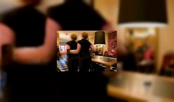 Restaurant heeft tweelingen als obers