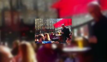 Gasten nemen terras van cafÃ© mee