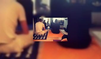 Gasten doen fitness op hotelkamer