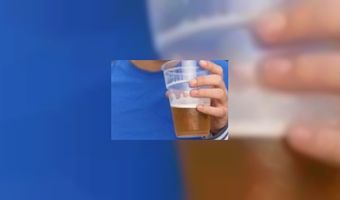 Hoe herken je een tiener in apenpak?