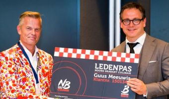 Guus Meeuwis ontvangt eerste Noord-Brabant Culinair ledenpas 